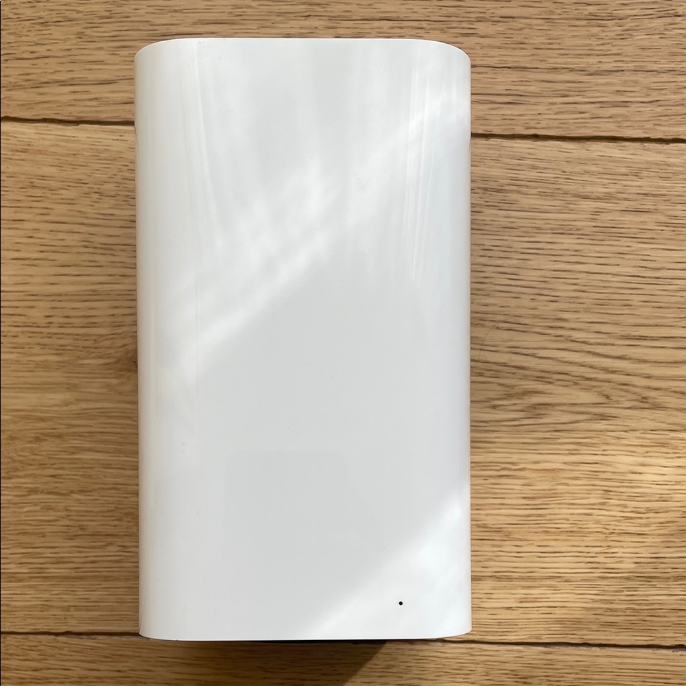 Apple AirPort Extreme Wireless Router with Cable (High Speed Ethernet hub) - 1GB - Picture 2 of 8